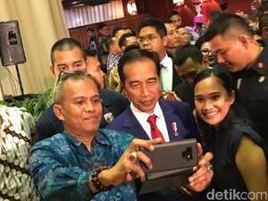 Datangi Pernikahan Adik Karding, Jokowi Jadi Rebutan Selfie