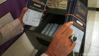 Pengecekan tersebut meliputi surat-surat, hingga beban dan ukuran truk.