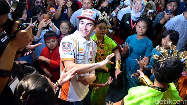 Seru! Marquez Menari dan Main Angklung di Saung Mang Udjo