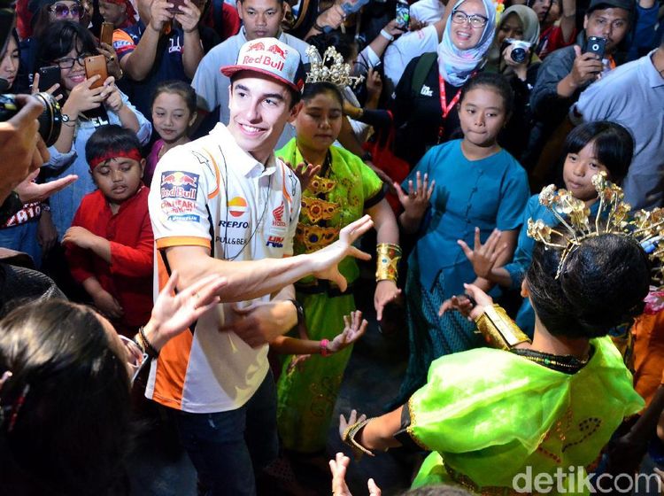 Seru! Marquez Menari dan Main Angklung di Saung Mang Udjo