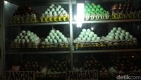 Mereka yang masih berjualan hanya mengandalkan langgangan setianya.