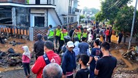 Pihak keamanan baik dari Kepolisian, Tim SAR dan BPBD Bandung sudah menyisir dan terus mencari adanya korban jiwa di lokasi terjadinya tanggul jebol Pasirjati Bandung.