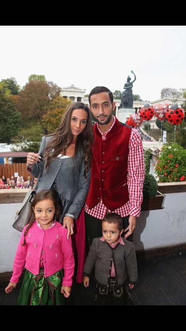 Dari pernikahan mereka, Medhi Benatia dan Cecile dikaruniai empat. Tiga dari empat anaknya ini kerap dipamerkan fotonya oleh Medhi ke akun media sosialnya Instagram dan Facebook. Namun tidak dengan istrinya, Cecile, yang fotonya tak eksis di halaman media sosial sang suami. Foto: Foto: Dok. Facebook FC Bayern Muenchen WAGS