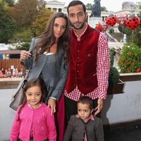 Dari pernikahan mereka, Medhi Benatia dan Cecile dikaruniai empat. Tiga dari empat anaknya ini kerap dipamerkan fotonya oleh Medhi ke akun media sosialnya Instagram dan Facebook. Namun tidak dengan istrinya, Cecile, yang fotonya tak eksis di halaman media sosial sang suami. Foto: Foto: Dok. Facebook FC Bayern Muenchen WAGS
