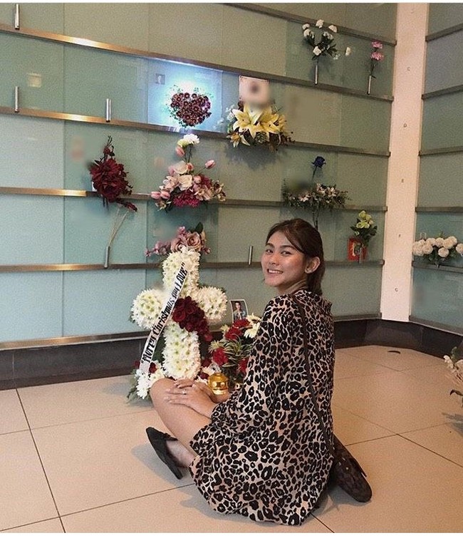 “Untuk kekasihku yang berada di surga. Hari ini penuh dengan banyak memori, kebahagiaan dan kesedihan. Aku merayakan ulangtahunmu dan aku berpikir lagi di waktu Tuhan membawamu ke kehidupanku,” tulis Janica di postingannya yang lain. (Foto: Instagram/@janicanam)