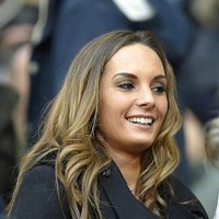 Sebagai istri, Cecile, mendukung penuh keputusan Medhi Benatia. Benatia sendiri memang seorang muslim yang taat. Namun, seperti dikutip dari detikSport dalam sedekade lebih, kariernya banyak dihabiskan di Eropa. Sehingga pada 2018 ini dia memutuskan pindah ke negara yang lingkungannya muslim. Foto: Dok. Facebook FC Bayern Muenchen WAGS