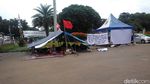 Potret Eks Pekerja PT Freeport 6 Hari Nginap di Depan Istana