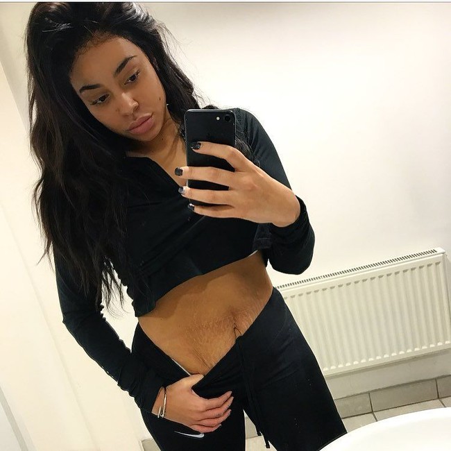 Model plus size Chelsea Outram dari Rochdale, Manchester, memiliki lebih dari 64 ribu followers di Instagramnya kini. Berkat kepercayaan dirinya, ibu satu anak itu dikontrak agensi model. (Foto: Instagram/@ccokez)