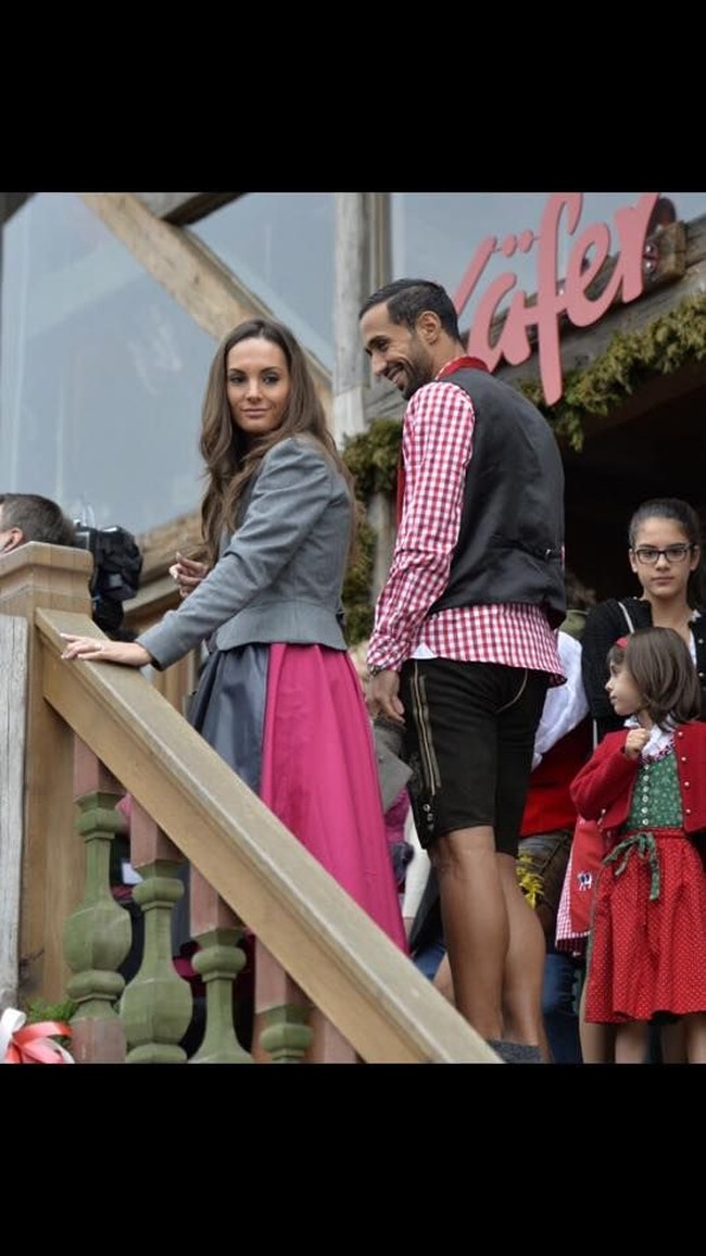 Tak banyak orang tahu kalau pemain bola yang baru saja memutuskan hengkang dari Juventus itu memiliki seorang istri cantik yaitu Cecile Benatia. Seperti dikutip dari fabwags, Medhi Benatia sudah lama menikah dengan Cecile. Sampai saat ini belum diketahui secara pasti kapan keduanya resmi menikah. Kisah cinta mereka pun tak terungkap ke publik karena Medhi tak pernah berbicara ke media mengenai kehidupan pribadinya. Foto: Foto: Dok. Facebook FC Bayern Muenchen WAGS