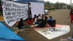 Potret Eks Pekerja PT Freeport 6 Hari Nginap di Depan Istana