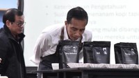 Jokowi yang mengenakan apron tampak mencium aroma kopi Java Robusta. (Foto: Biro Pers Setpres)