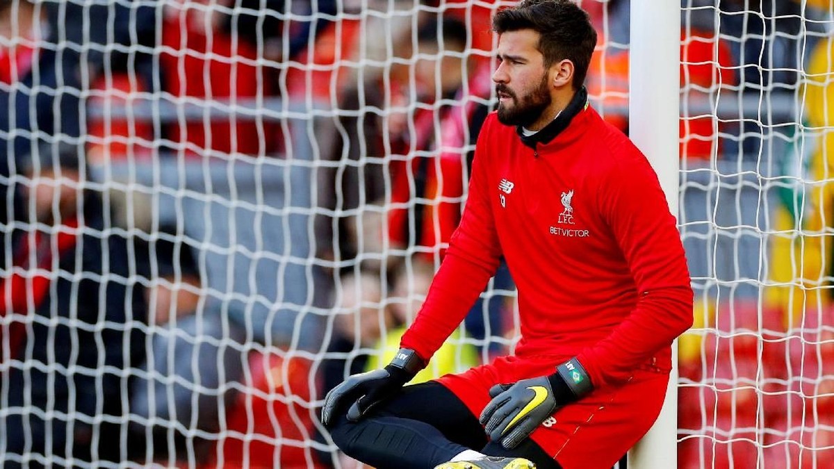 Alisson Becker bicara soal blunder Loris Karius di final Liga Champions musim lalu (Foto: Phil Noble/Reuters)