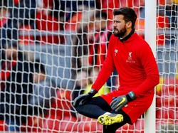 Alisson Becker sedang melakukan pemanasa. Kiper Brasil itu tentu harus memperbaiki penampilannya yang menurun sejak 2019 karena sudah kebobolan tujuh gol dari lima laga terakhirnya di Premier League. (Phil Noble/Reuters)