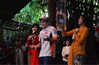 Pecah! Marquez Bergoyang, Menyanyi, dan Main Angklung di Bandung