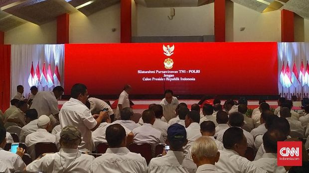 Ratusan purnawirawan TNI dan Polri menghadiri acara Silaturahmi dengan calon presiden nomor urut 01 Joko Widodo di Hall C Jakarta International Expo, Kemayoran, Jakarta, Minggu (10/2).