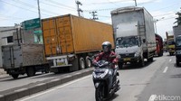 Kendaraan roda dua kerap menjadi salah satu rintangan bagi sopir truk di jalur Pantura. 