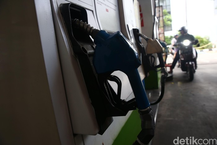 Pertamax Turun Harga

Pengedara mengisi Bahan Bakar Minyak kerndaraan mereka di SPBU CIkini, Jakarta, Minggu (10/2/2019).  PT Pertamina (Persero) secara resmi menurunkan harga BBM jenis Pertamax dari Rp10.200 menjadi Rp9.950 per liter pada Sabtu (9/2) kemarin. Grandyos Zafna/detikcom