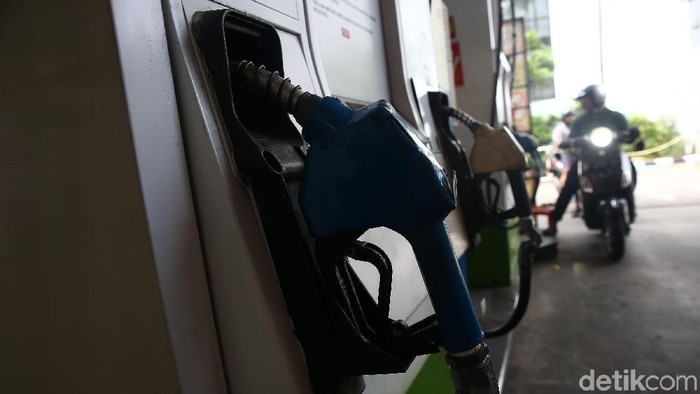 Pertamax Turun Harga

Pengedara mengisi Bahan Bakar Minyak kerndaraan mereka di SPBU CIkini, Jakarta, Minggu (10/2/2019).  PT Pertamina (Persero) secara resmi menurunkan harga BBM jenis Pertamax dari Rp10.200 menjadi Rp9.950 per liter pada Sabtu (9/2) kemarin. Grandyos Zafna/detikcom