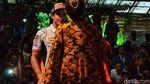 Seru! Marquez Menari dan Main Angklung di Saung Mang Udjo