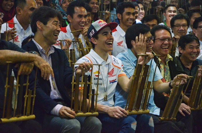 Pecah! Marquez Bergoyang, Menyanyi, dan Main Angklung di Bandung
