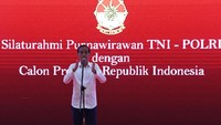Jokowi memberikan sambutan dalam acara silaturahmi yang dihadiri oleh purnawirawan TNI-Polri.