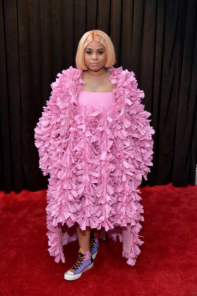 Tayla Parx memilih gaun yang terlihat seperti ia membuatnya sendiri dari potongan kain bekas. Ditambah Converse untuk menyempurnakan look yang tacky ini. Foto: Getty Images