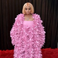 Tayla Parx memilih gaun yang terlihat seperti ia membuatnya sendiri dari potongan kain bekas. Ditambah Converse untuk menyempurnakan look yang tacky ini. Foto: Getty Images