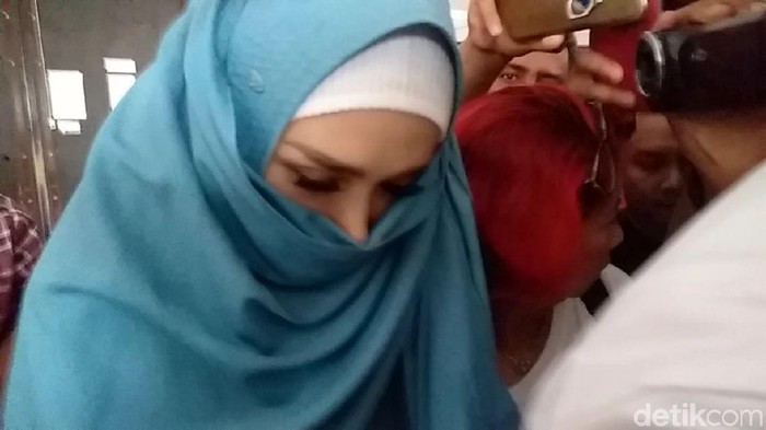 Mulan Jameela Tutupi Wajah Usai Jenguk Ahmad Dhani di Rutan Medaeng