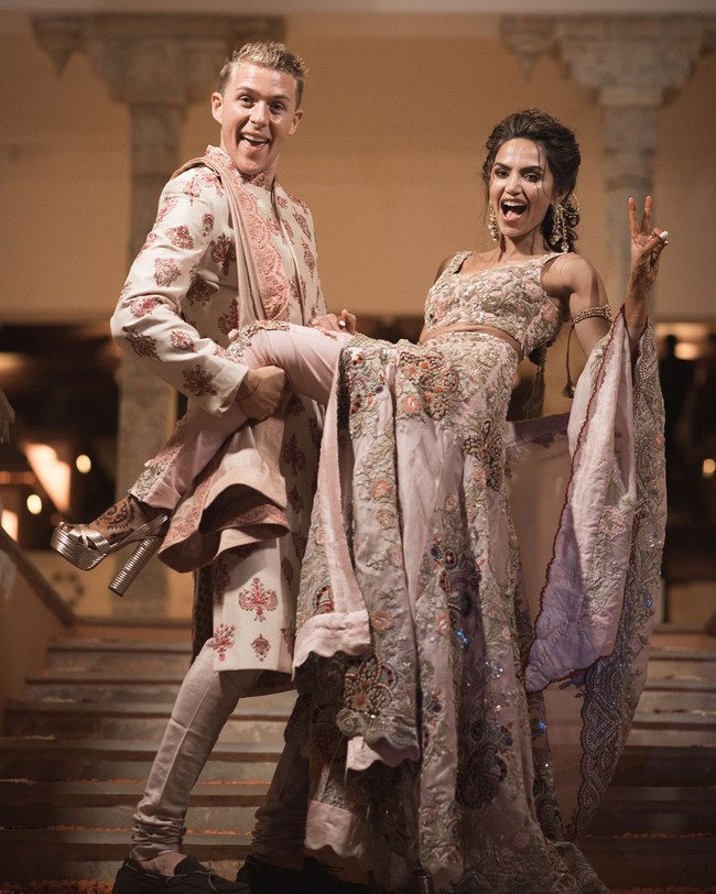 Selebgram asal India Diipa Khosla jadi sorotan setelah melangsungkan pernikahan super mewah dengan pria Belanda bernama Oleg Buller. Di pernikahannya, selebgram cantik itu bahkan ganti baju pengantin sebanyak sembilan kali. Foto: Instagram (@diipakhosla, @olegbuller)