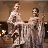 Selebgram asal India Diipa Khosla jadi sorotan setelah melangsungkan pernikahan super mewah dengan pria Belanda bernama Oleg Buller. Di pernikahannya, selebgram cantik itu bahkan ganti baju pengantin sebanyak sembilan kali. Foto: Instagram (@diipakhosla, @olegbuller)