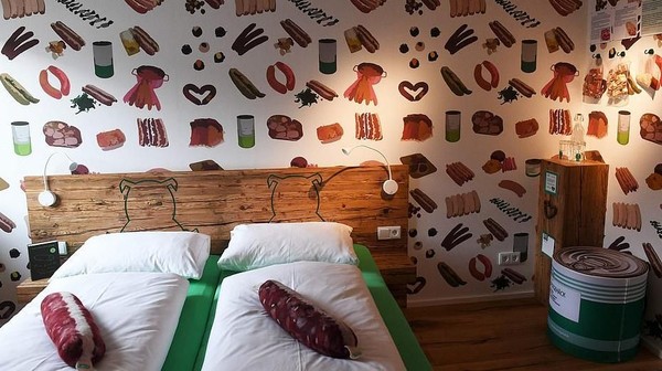 Aneka gambar sosis bratwurst tertempel di dinding kamarnya hingga guling yang dibuat menyerupai sosis! Antara nyentrik atau bikin lapar (AFP)  