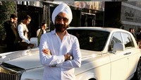 Sebagian orang mungkin akan berpikir untuk liburan mahal ke tempat tertentu atau mendapatkan berbagai perangkat canggih berteknologi mutakhir. Bagi Singh, dia lebih memilih untuk membeli 6 unit Rolls-Royce. Foto: Instagram/Reuben Singh