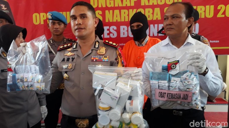 Pernah Kerja di Toko Obat, Pria Ini Racik Pil Dengkul Tanpa Izin Pernah Kerja di Toko Obat, Pria Ini Racik Pil Dengkul Tanpa Izin