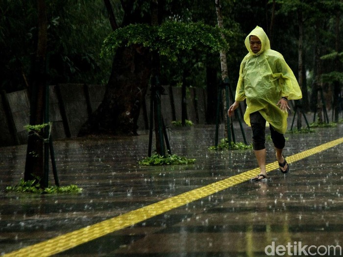 Pedestrian di kawasan Sudirman selau dipadati para pejalan kaki meski giguyur hujan. Begini penampakannya.