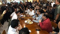 Pada 10 November lalu, Presiden Joko Widodo berkunjung ke Mal Paskal Hyper Square, Bandung. Di sana, Jokowi menyesap secangkir kopi hangat dengan tempe mendoan dan tahu goreng. Foto: detikcom  