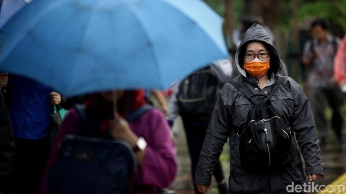 Pedestrian di kawasan Sudirman selau dipadati para pejalan kaki meski giguyur hujan. Begini penampakannya.