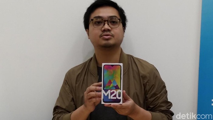 Di Indonesia, Galaxy M20 diperkenalkan tanpa Galaxy M10. (Foto: Muhamad Imron Rosyadi/detikINET) Di Indonesia, Galaxy M20 diperkenalkan tanpa Galaxy M10. (Foto: Muhamad Imron Rosyadi/detikINET)