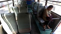 Sepanjang perjalanan dari Terminal Blok M ke Lebak Bulus, penumpang yang dibawa hanya hitungan jari.