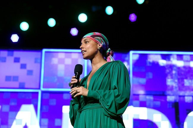Penyanyi legendaris Alicia Keys memiliki gaya make up ikonik. Hampir di setiap acara yang dihadirinya, ia tampil seperti tanpa make up atau sering disebut sebagai no make up make up look.  Foto: Getty Images