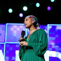 Penyanyi legendaris Alicia Keys memiliki gaya make up ikonik. Hampir di setiap acara yang dihadirinya, ia tampil seperti tanpa make up atau sering disebut sebagai no make up make up look.  Foto: Getty Images