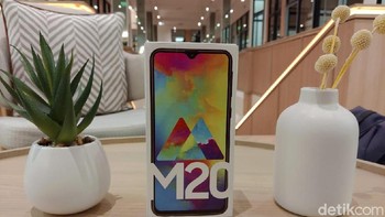 Samsung resmi memboyong Galaxy M20 ke Indonesia. Punya tagline #SobatAntiLowbat, ponsel ini punya baterai sampai 5.000 mAh. (Foto: detikINET/Muhamad Imron Rosyadi)