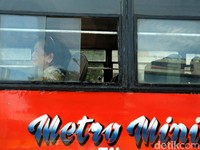 Unek-unek di Balik Viral Metromini Adang TransJakarta