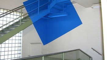 Seperti memberikan warna biru persegi di foto ya...Foto: Georges Rousse