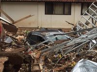 Tanggul Pasirjati Jebol, Mobil Tertimbun Material Rumah yang Ambruk