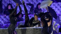 Cardi B beraksi panas di panggung Grammy. Salah satunya melakukan twerking di atas piano. Foto: Kevork Djansezian/Getty Images