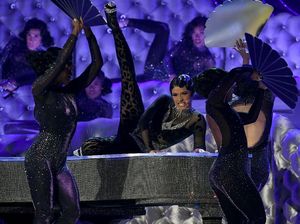 Aksi Twerking Cardi B di Atas Piano