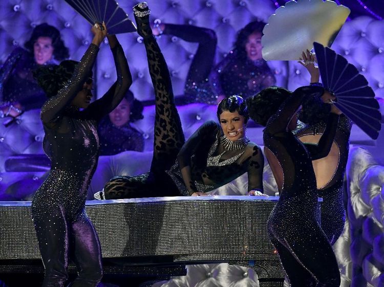Aksi Twerking Cardi B di Atas Piano