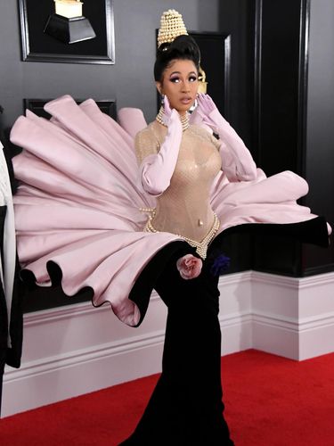 Datang ke Grammy, Cardi B Hias Kuku dengan 200 Kristal Swarovski