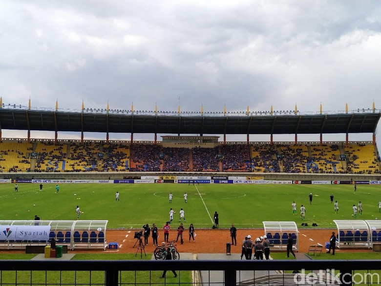 Akhirnya Bobotoh Kembali Nonton Langsung Tim Kesayangan di Kandang Akhirnya Bobotoh Kembali Nonton Langsung Tim Kesayangan di Kandang