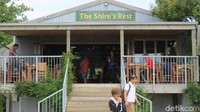 Wisatawan memulai kunjungan mereka dari The Shires Rest. Ini adalah cafe di pinggir peternakan keluarga Alexander di Matamata (Fitraya/detikTravel)